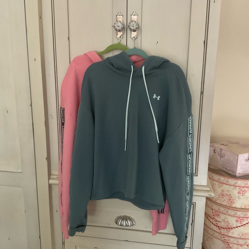 Under armour crop hoodies (2) Size S